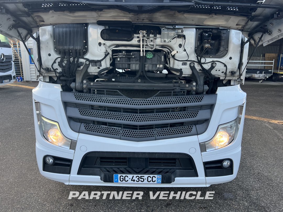 frontLeft : Mercedes Actros 1848 Cap tractor