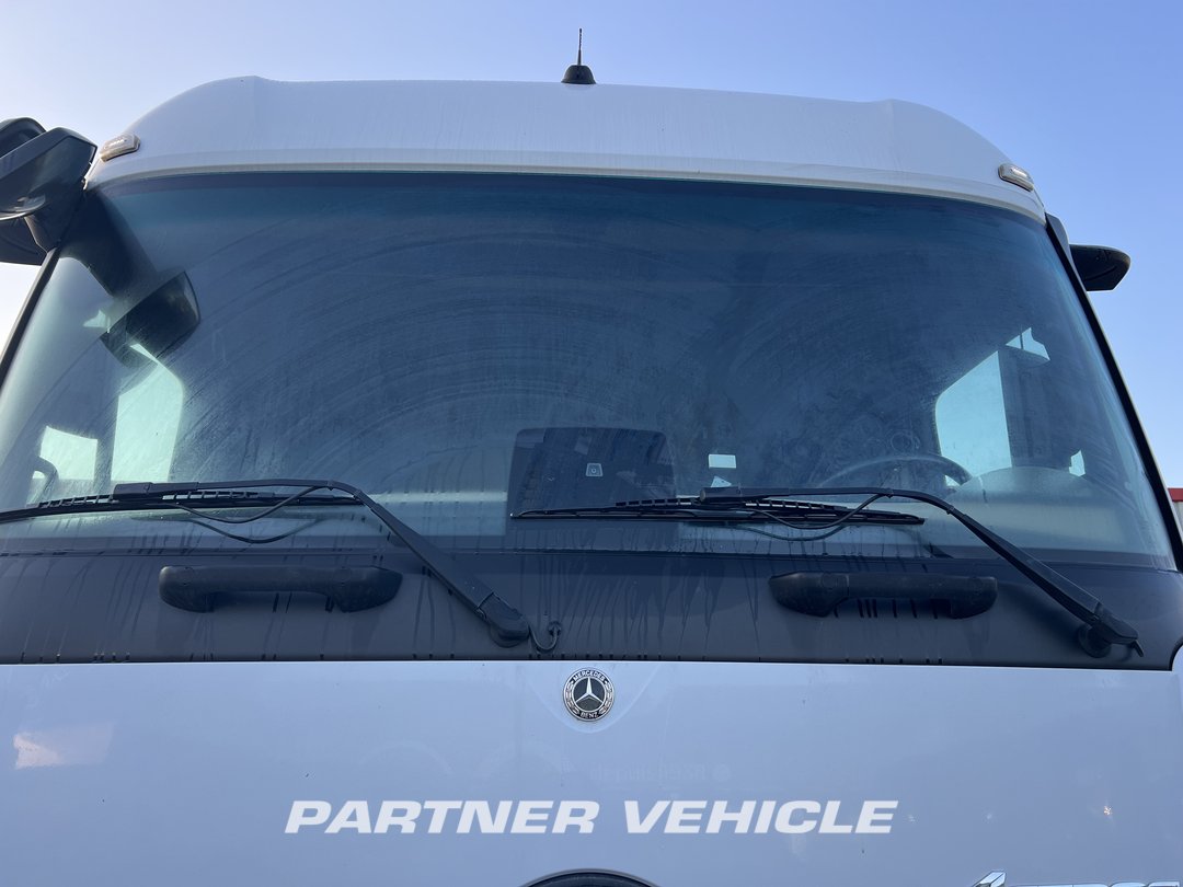frontLeft : Mercedes Actros 1848 Cap tractor