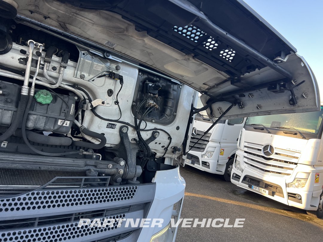 frontLeft : Mercedes Actros 1848 Cap tractor