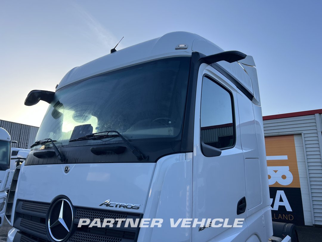 frontLeft : Mercedes Actros 1848 Cap tractor