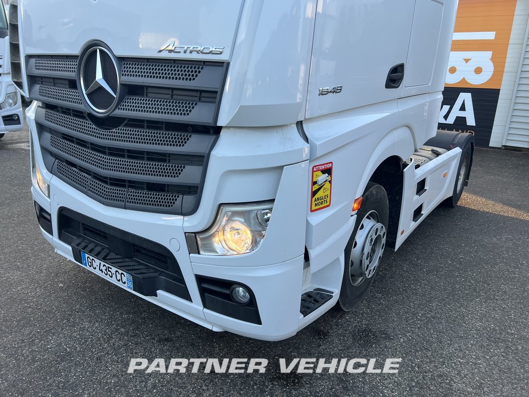 frontLeft : Mercedes Actros 1848 Cap tractor