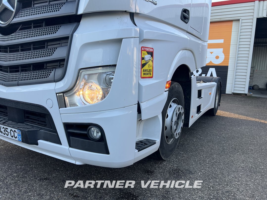 frontLeft : Mercedes Actros 1848 Cap tractor