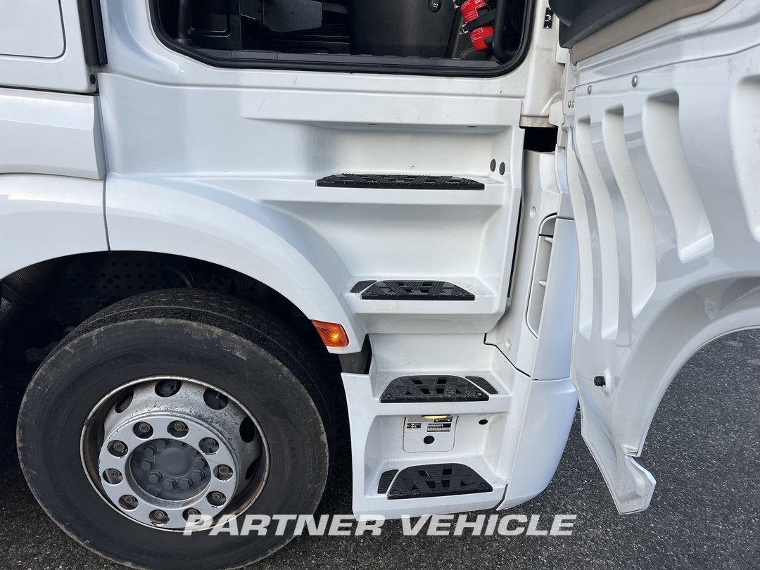frontLeft : Mercedes Actros 1848 Cap tractor