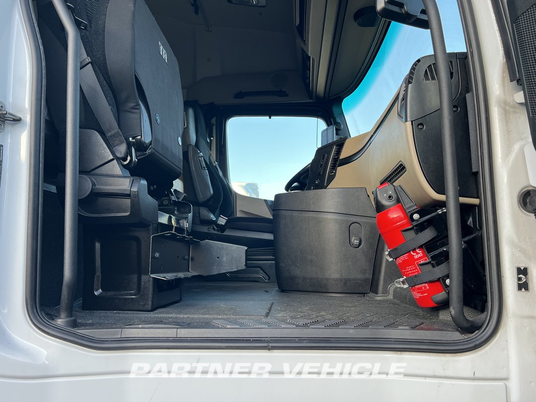 frontLeft : Mercedes Actros 1848 Cap tractor