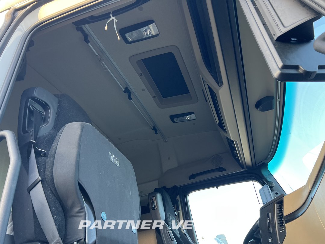 frontLeft : Mercedes Actros 1848 Cap tractor