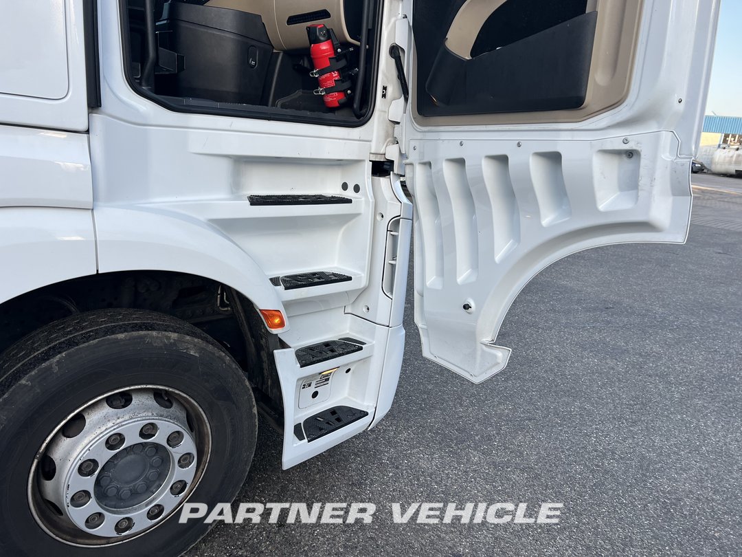 frontLeft : Mercedes Actros 1848 Cap tractor