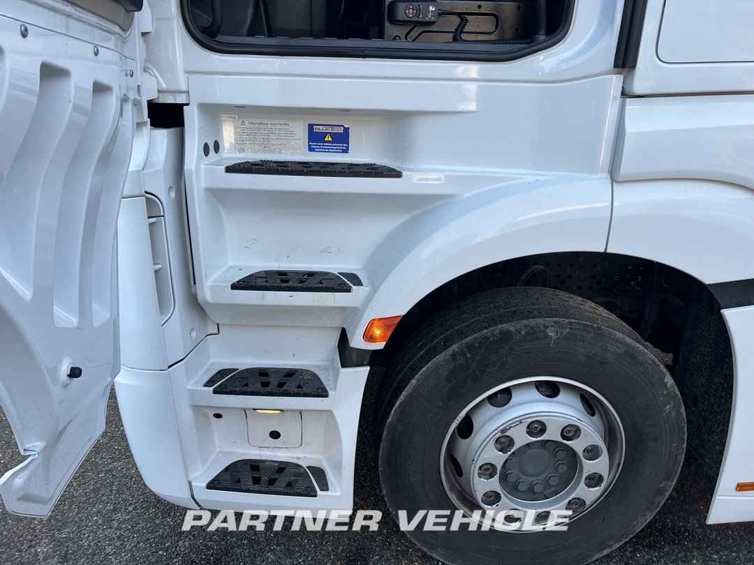 frontLeft : Mercedes Actros 1848 Cap tractor
