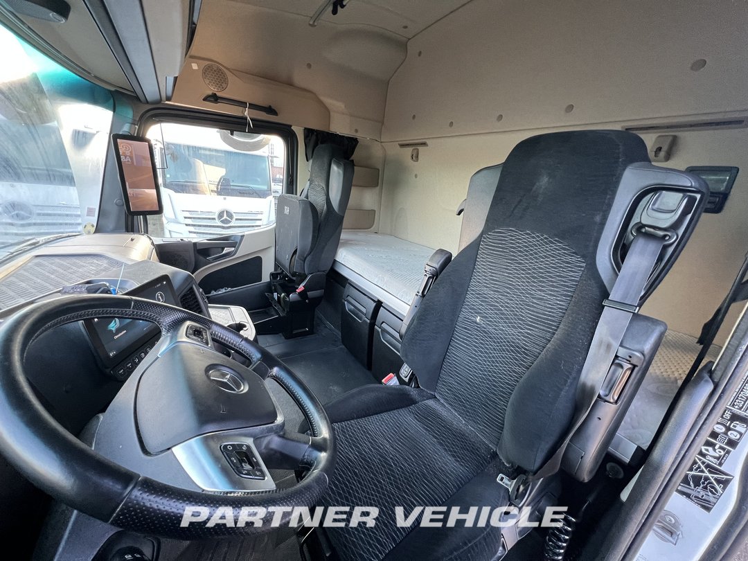 frontLeft : Mercedes Actros 1848 Cap tractor