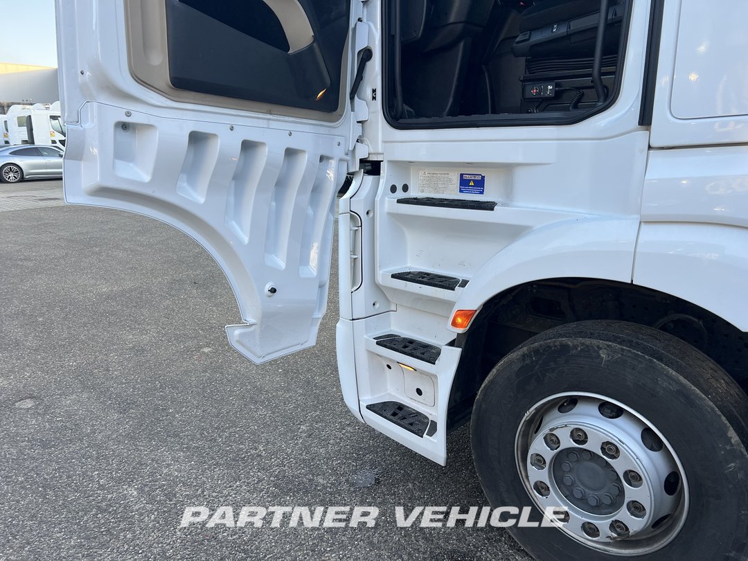 frontLeft : Mercedes Actros 1848 Cap tractor