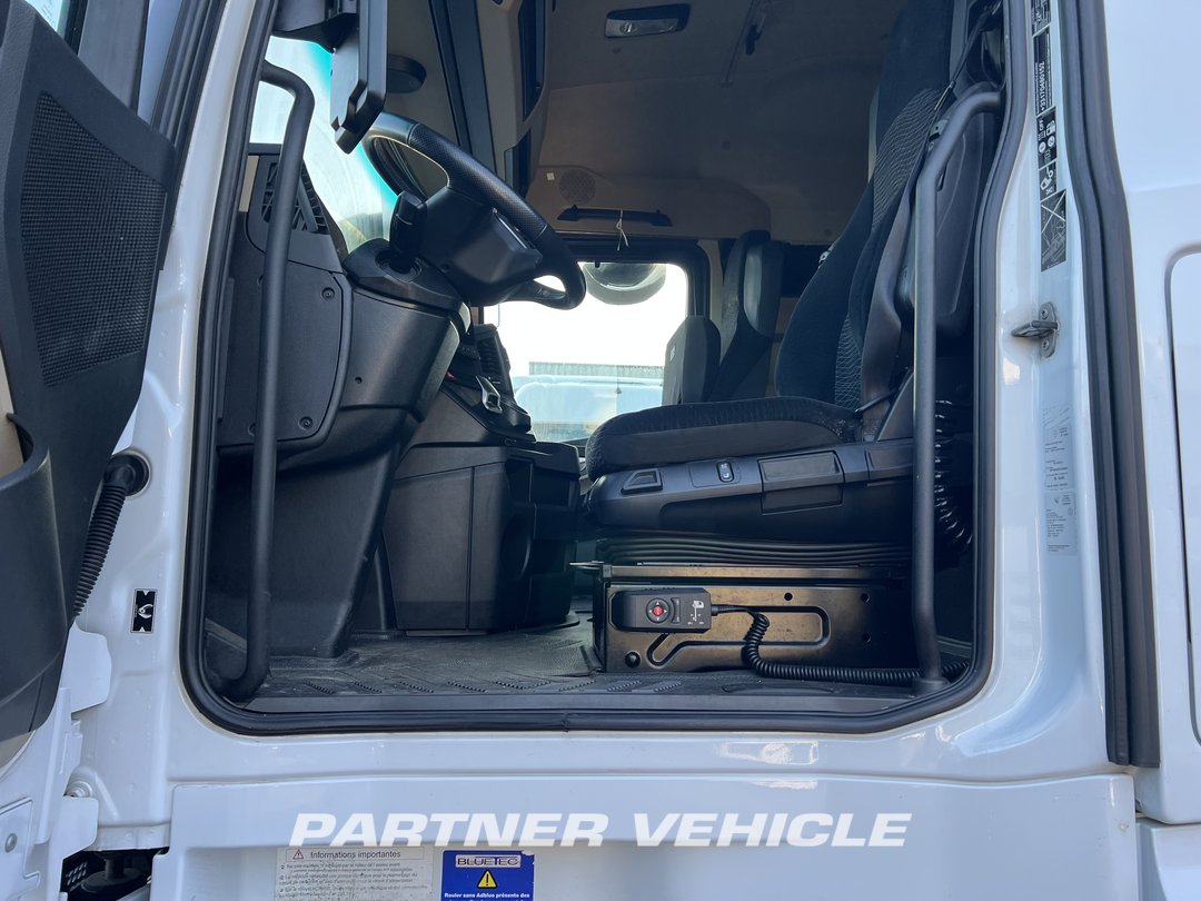 frontLeft : Mercedes Actros 1848 Cap tractor
