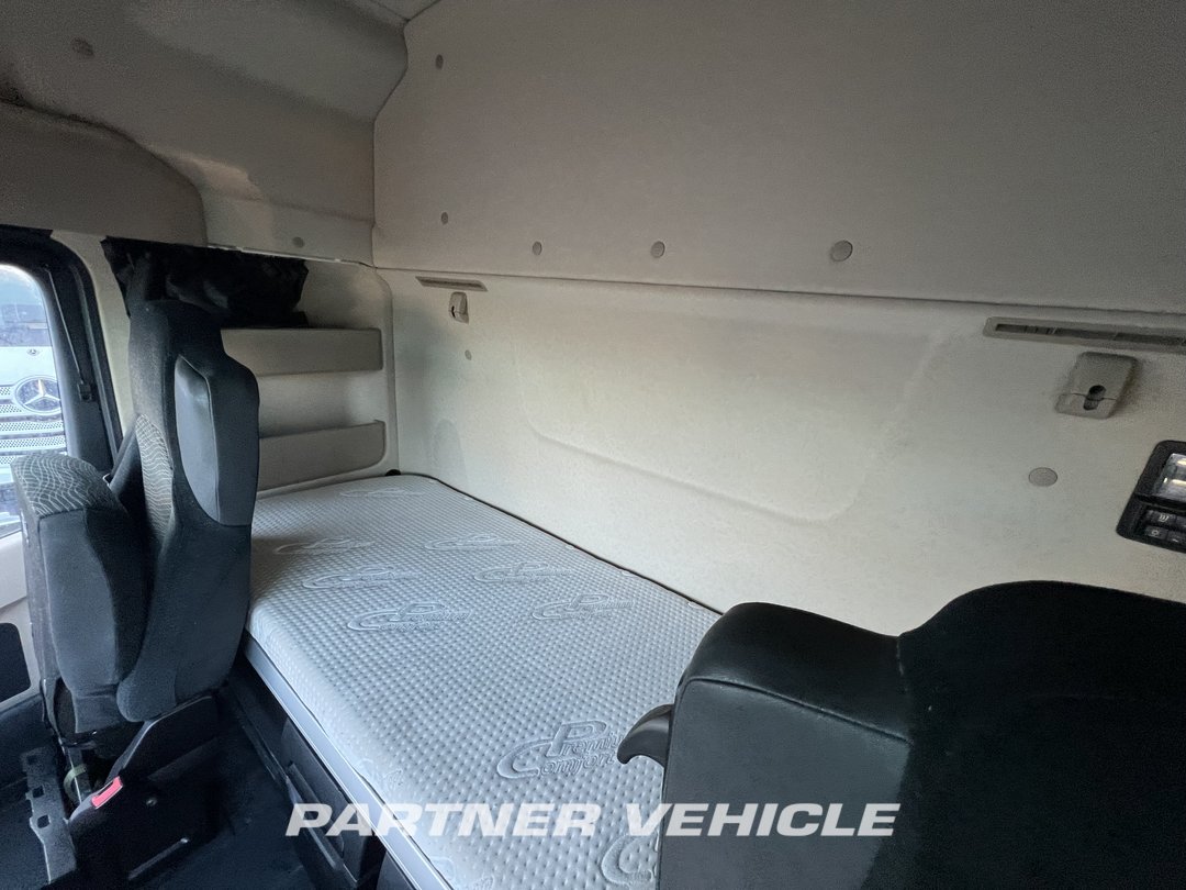 frontLeft : Mercedes Actros 1848 Cap tractor
