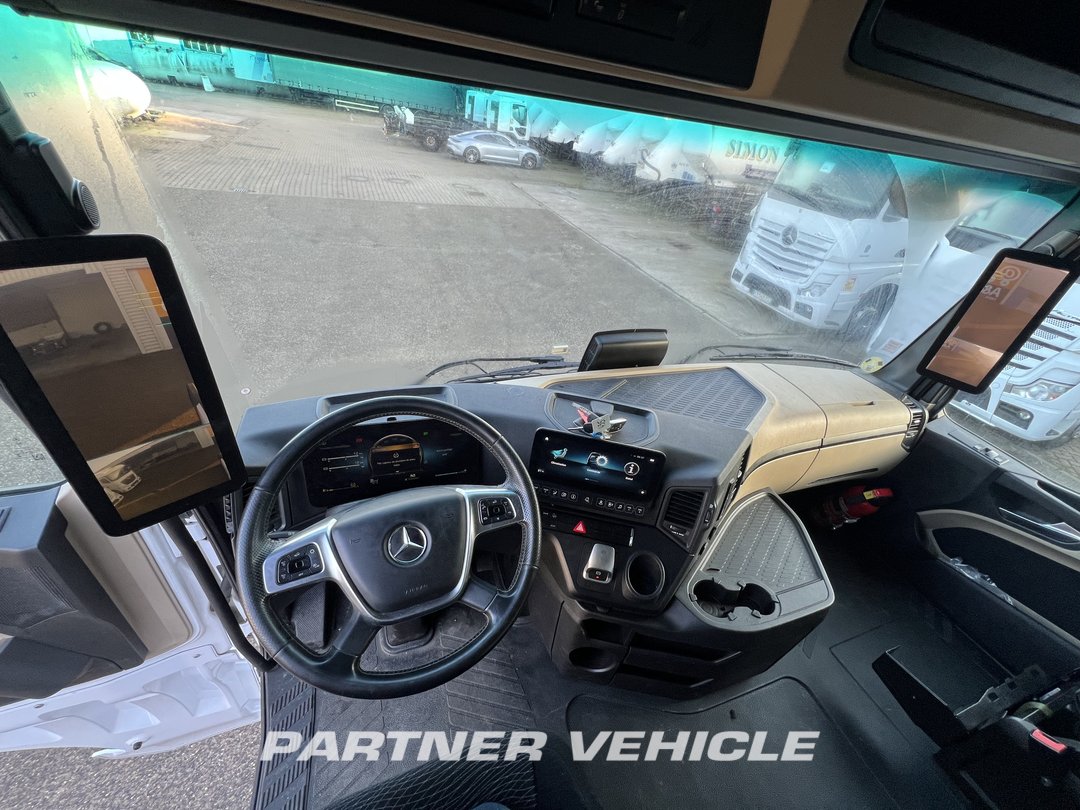frontLeft : Mercedes Actros 1848 Cap tractor