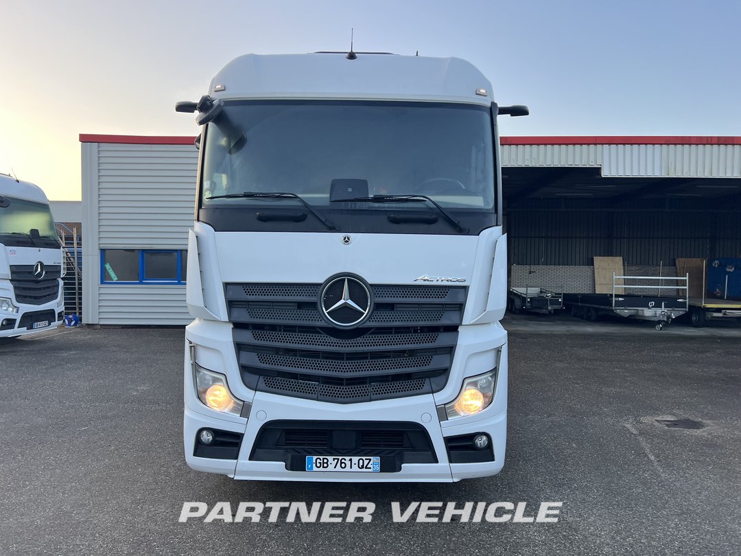 frontLeft : Mercedes Actros 1848 Tractor