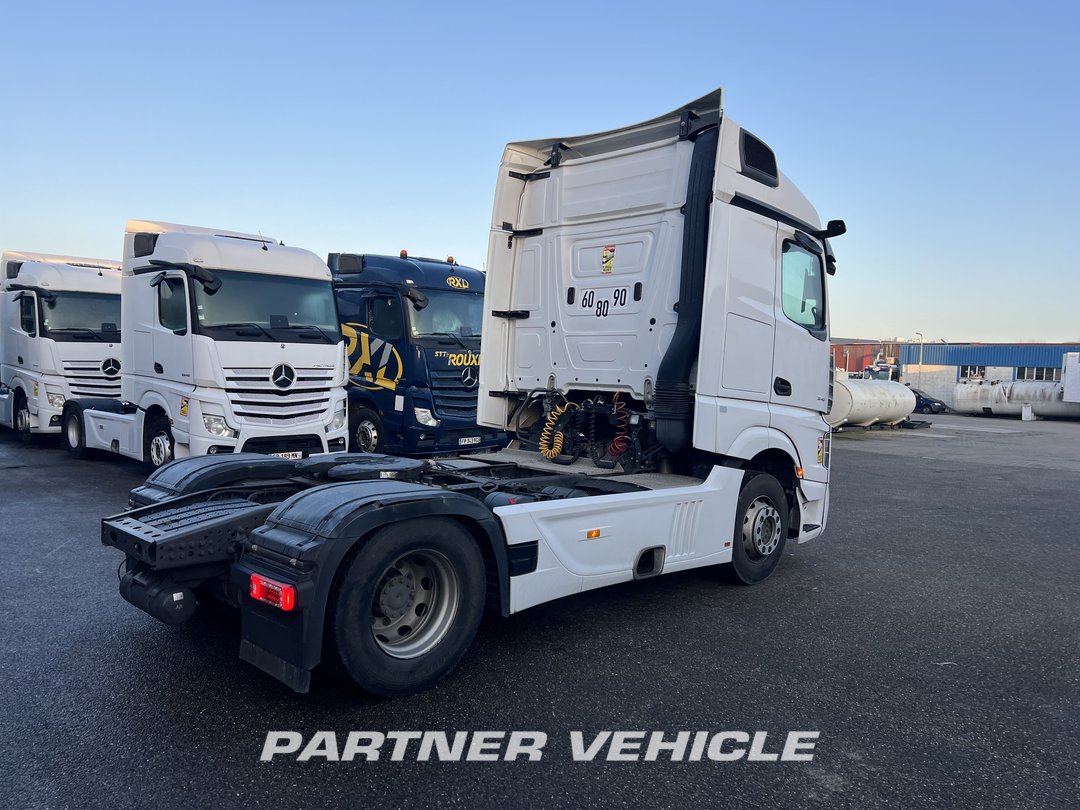 frontLeft : Mercedes Actros 1848 Tractor