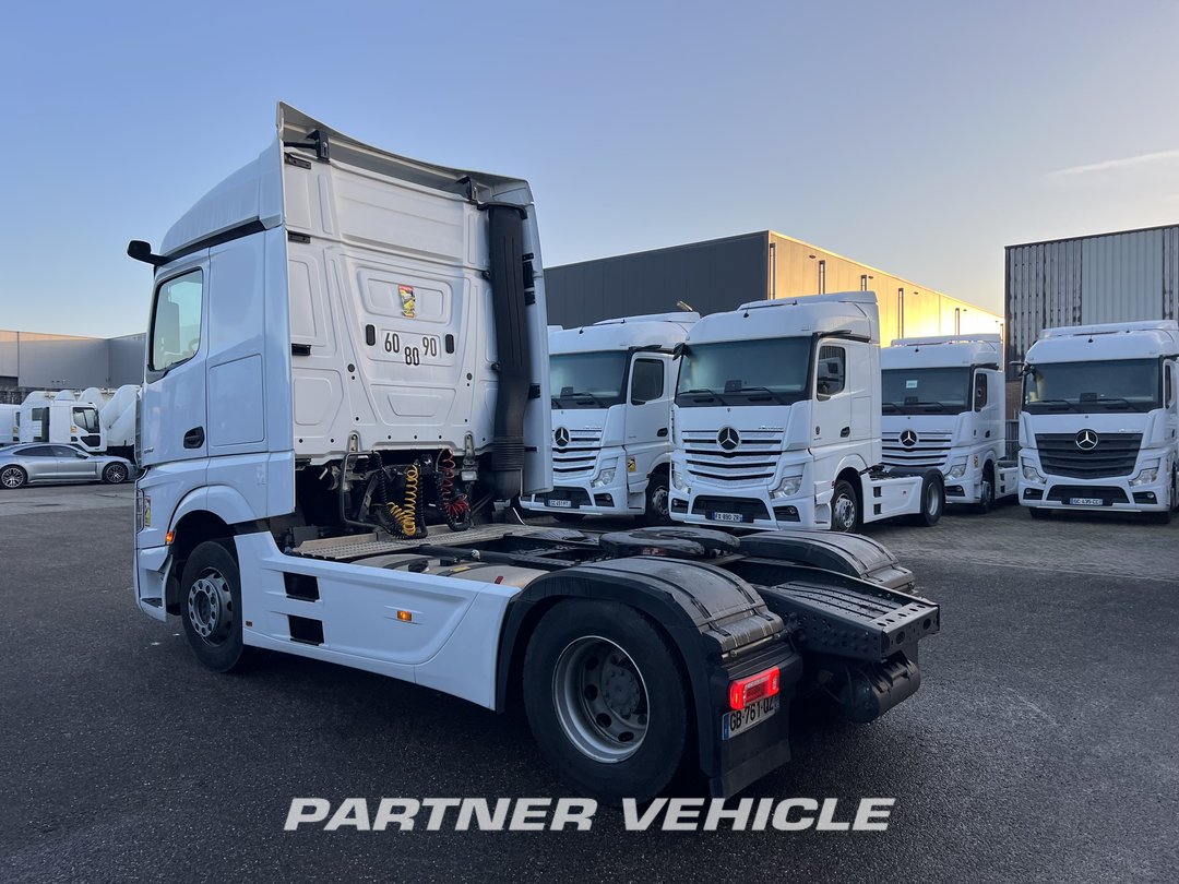 frontLeft : Mercedes Actros 1848 Tractor