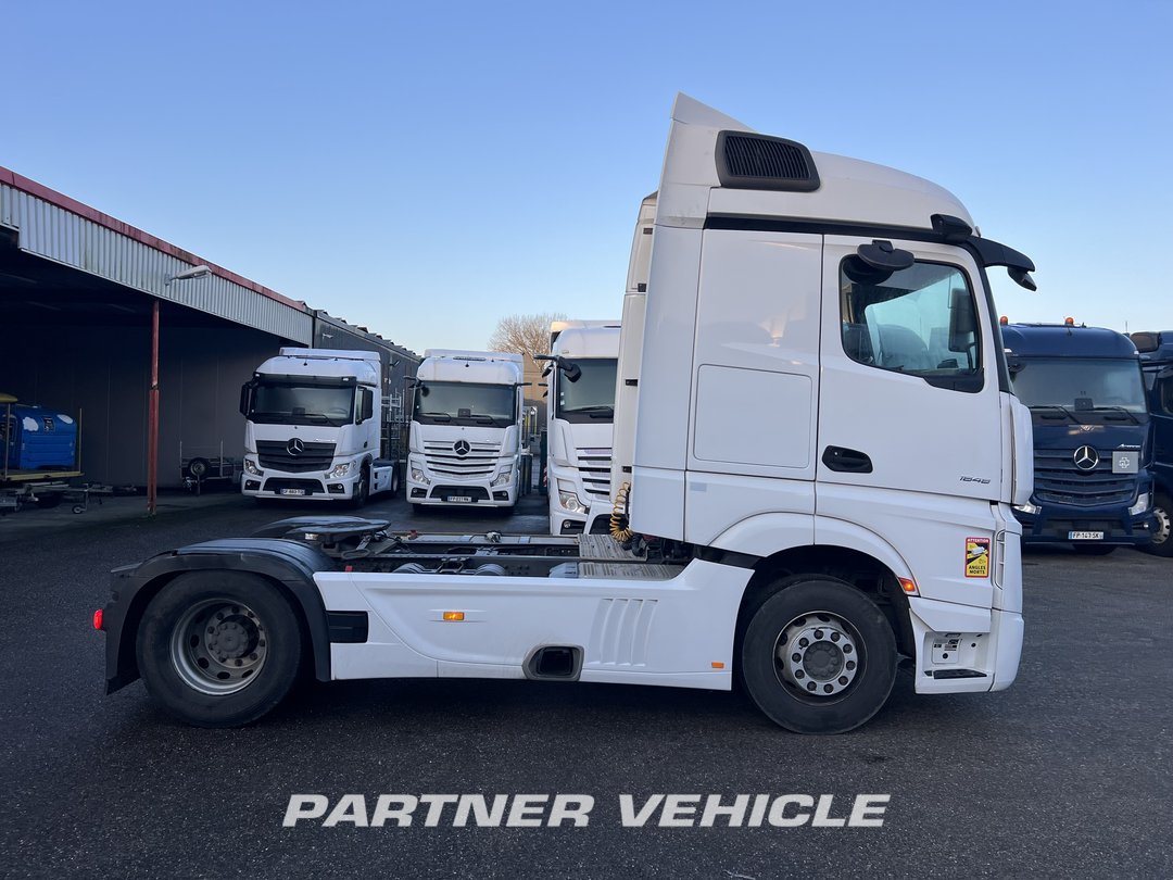 frontLeft : Mercedes Actros 1848 Tractor