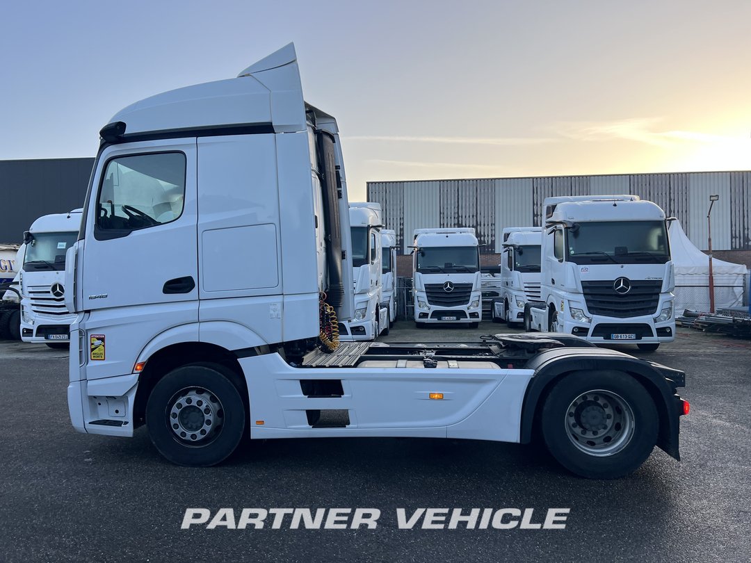 frontLeft : Mercedes Actros 1848 Tractor