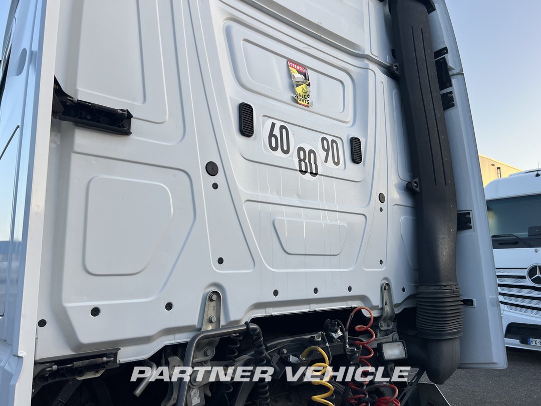 frontLeft : Mercedes Actros 1848 Tractor