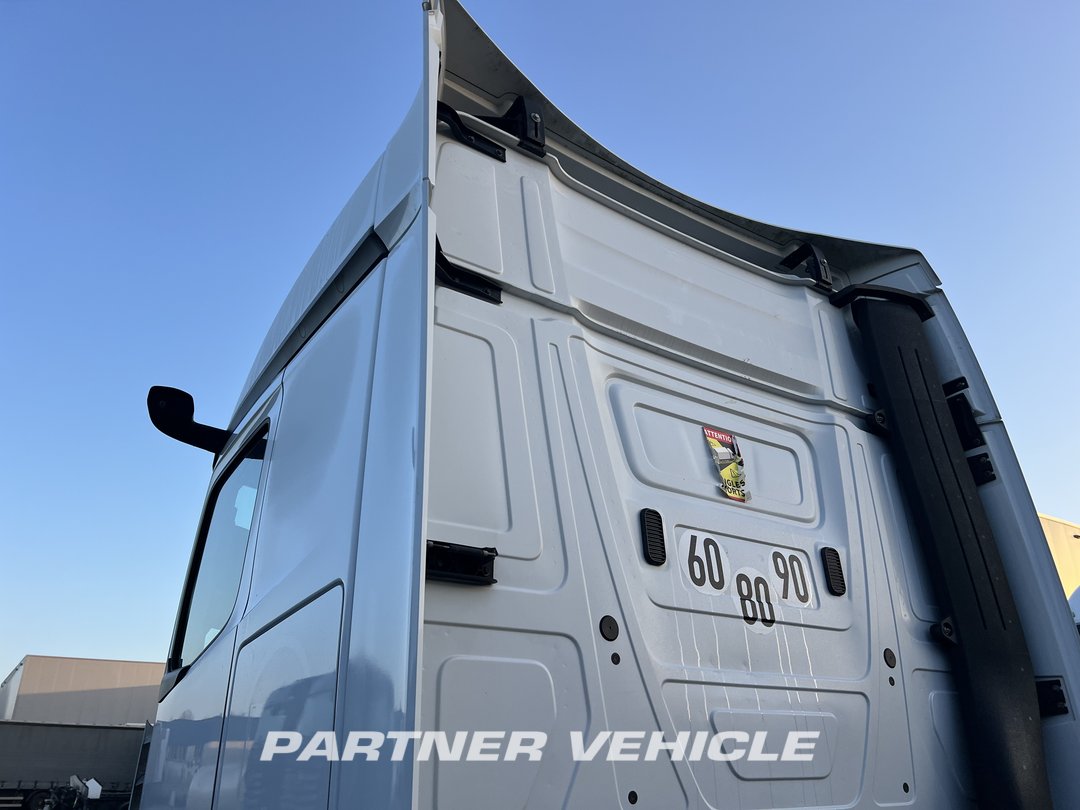 frontLeft : Mercedes Actros 1848 Tractor