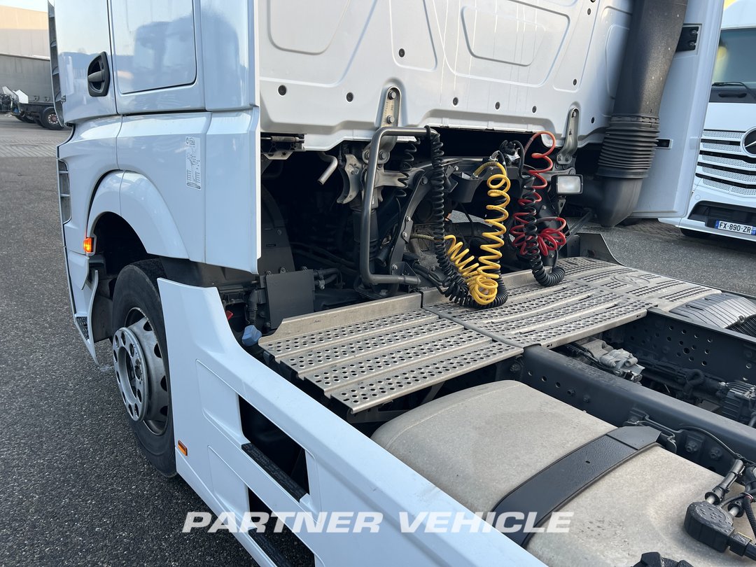 frontLeft : Mercedes Actros 1848 Tractor