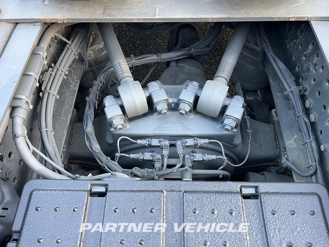 frontLeft : Mercedes Actros 1848 Tractor