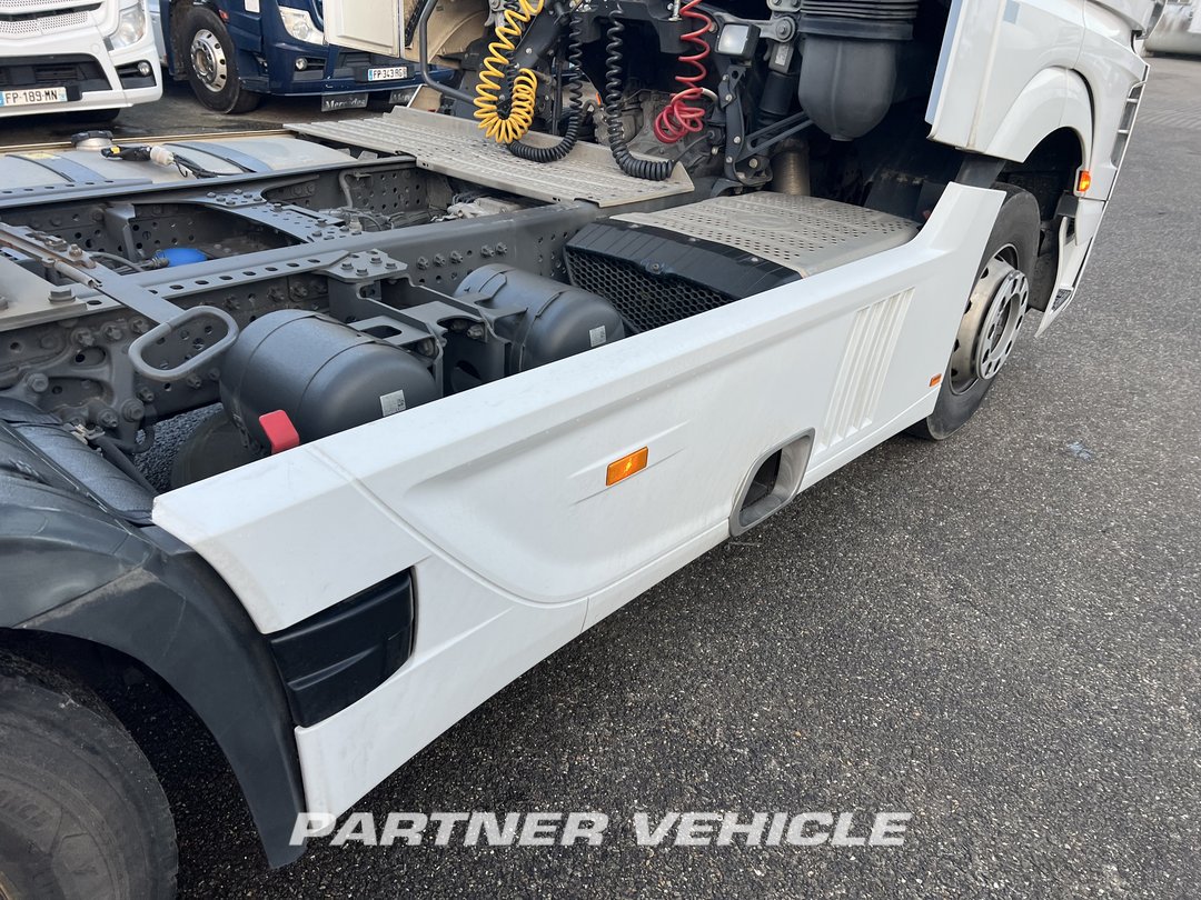 frontLeft : Mercedes Actros 1848 Tractor