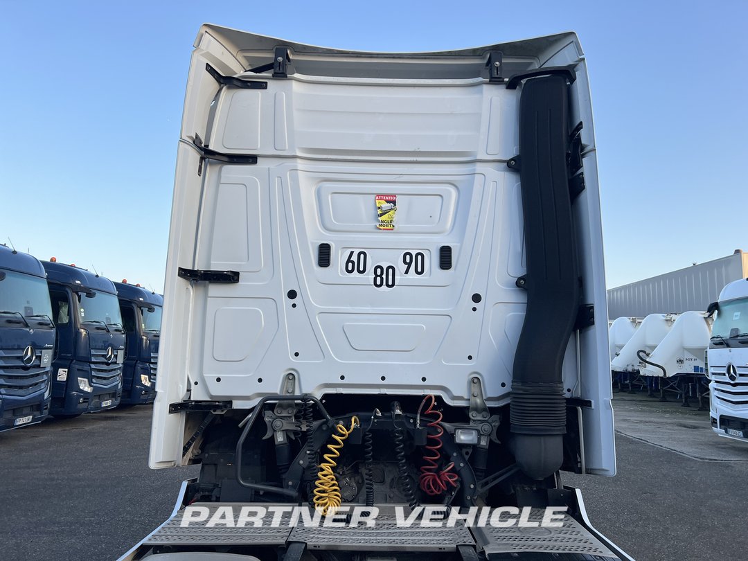 frontLeft : Mercedes Actros 1848 Tractor