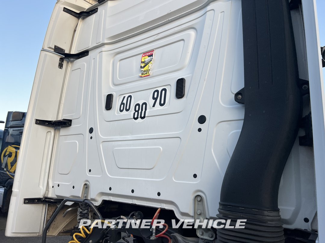 frontLeft : Mercedes Actros 1848 Tractor