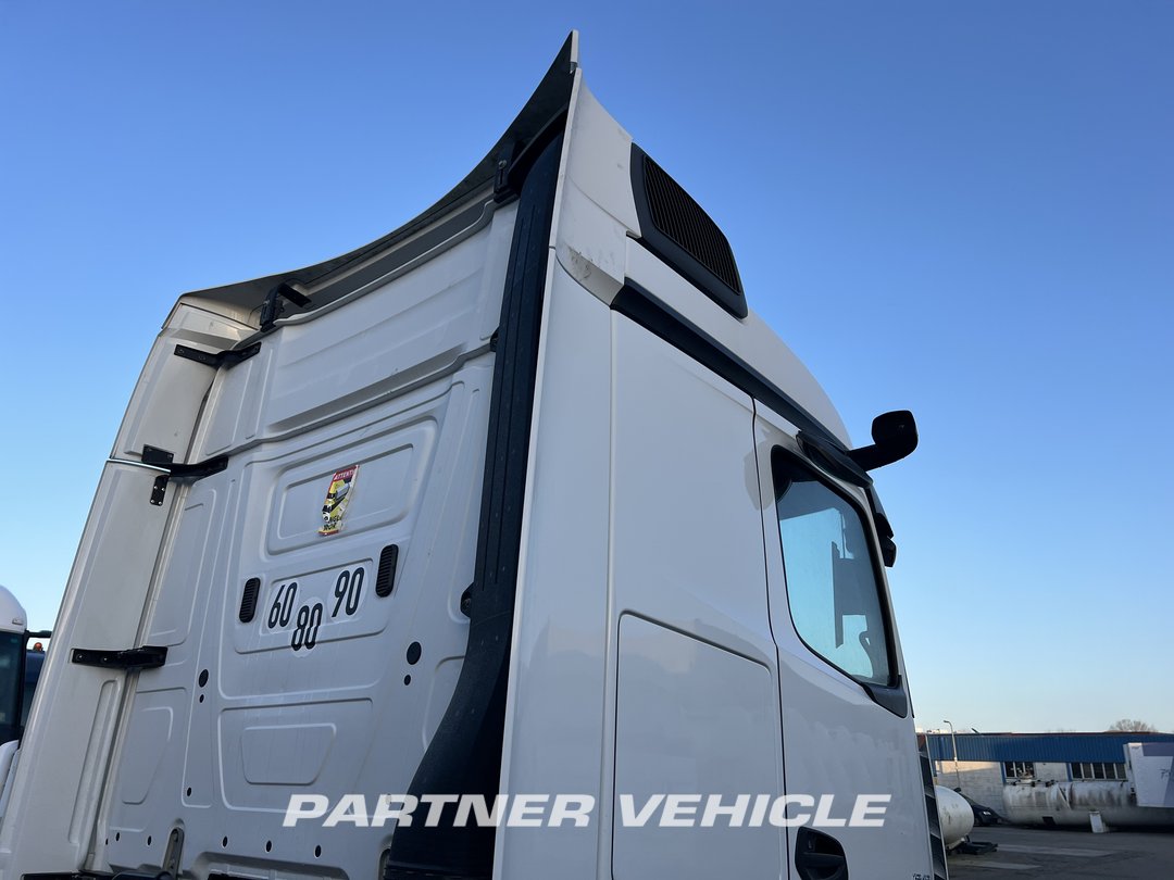 frontLeft : Mercedes Actros 1848 Tractor