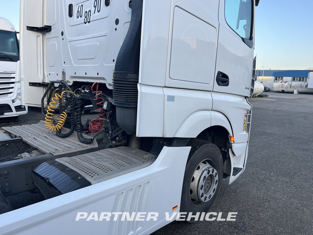 frontLeft : Mercedes Actros 1848 Tractor