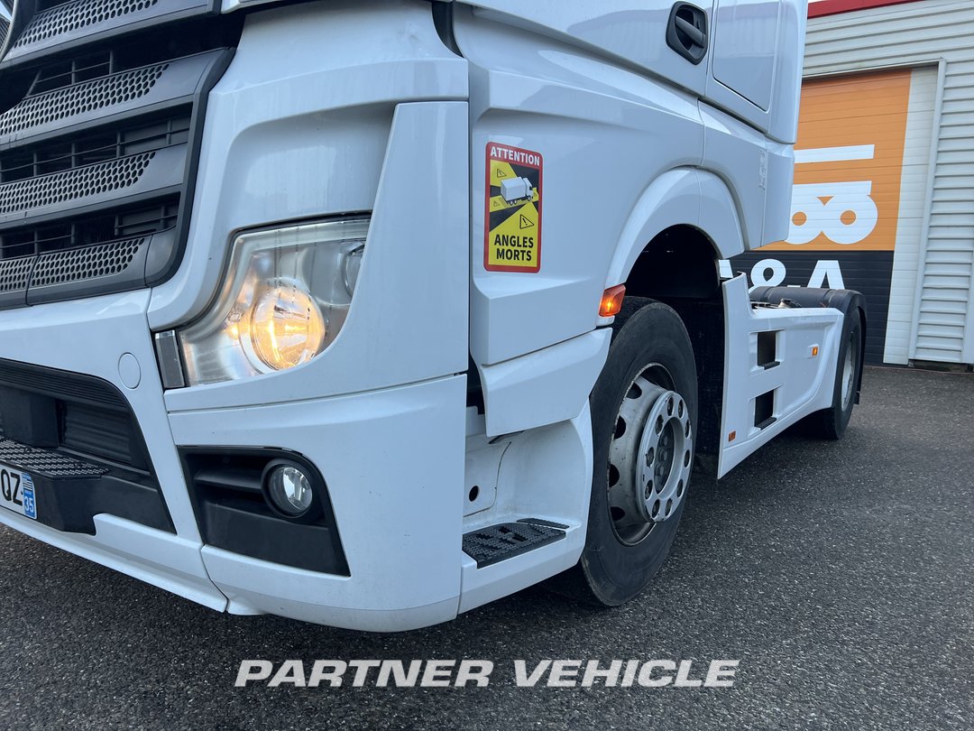 frontLeft : Mercedes Actros 1848 Tractor