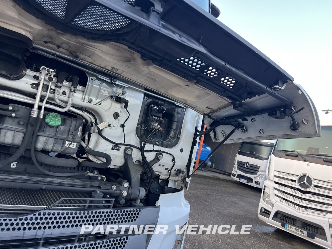 frontLeft : Mercedes Actros 1848 Tractor
