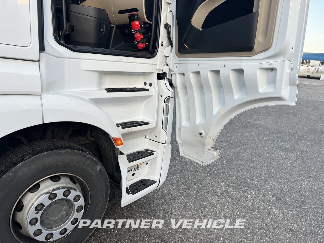 frontLeft : Mercedes Actros 1848 Tractor