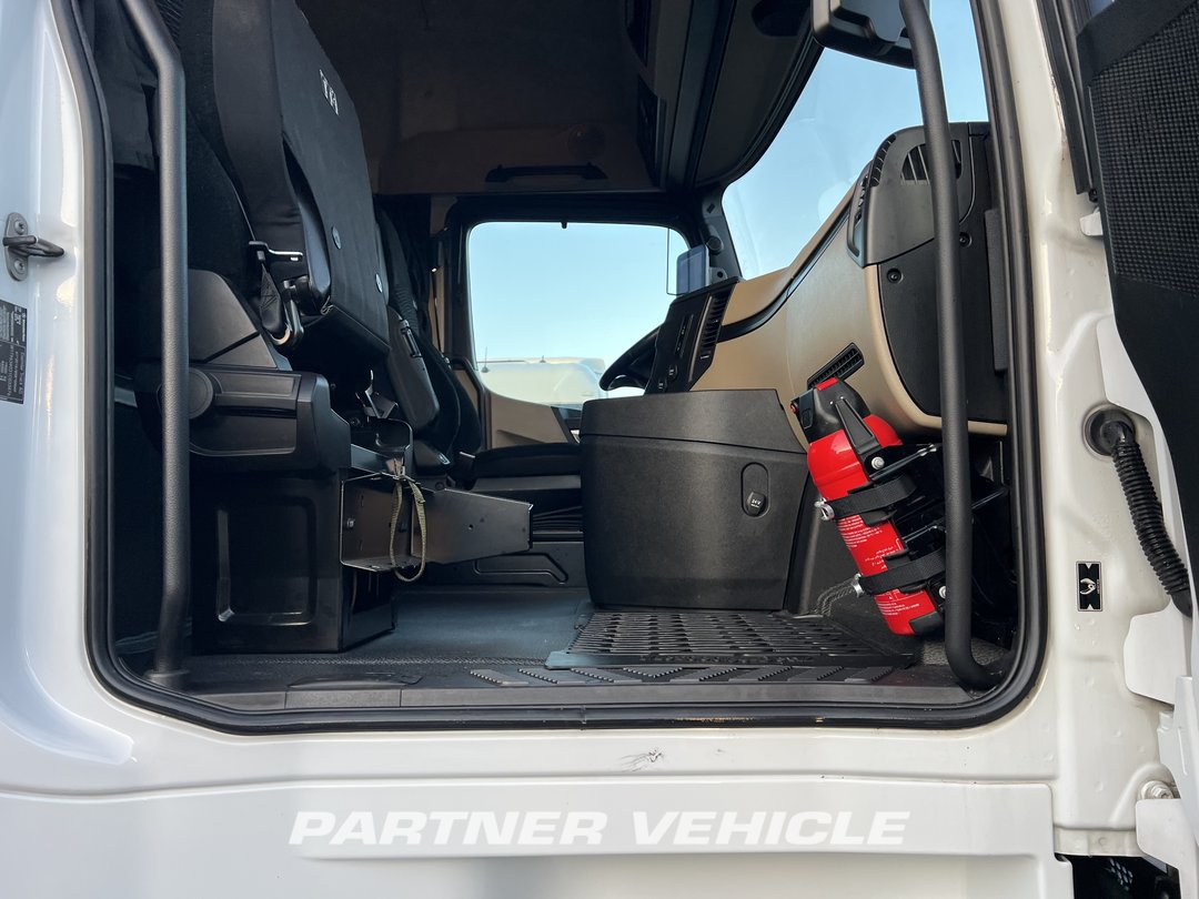 frontLeft : Mercedes Actros 1848 Tractor