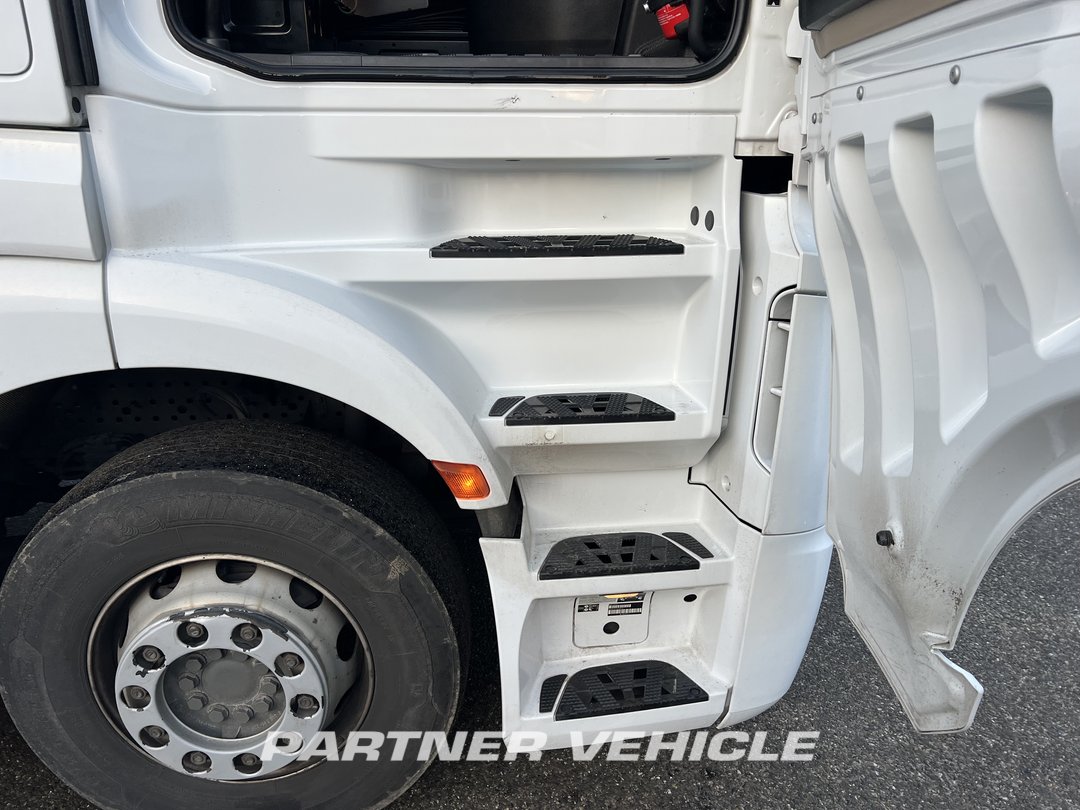 frontLeft : Mercedes Actros 1848 Tractor