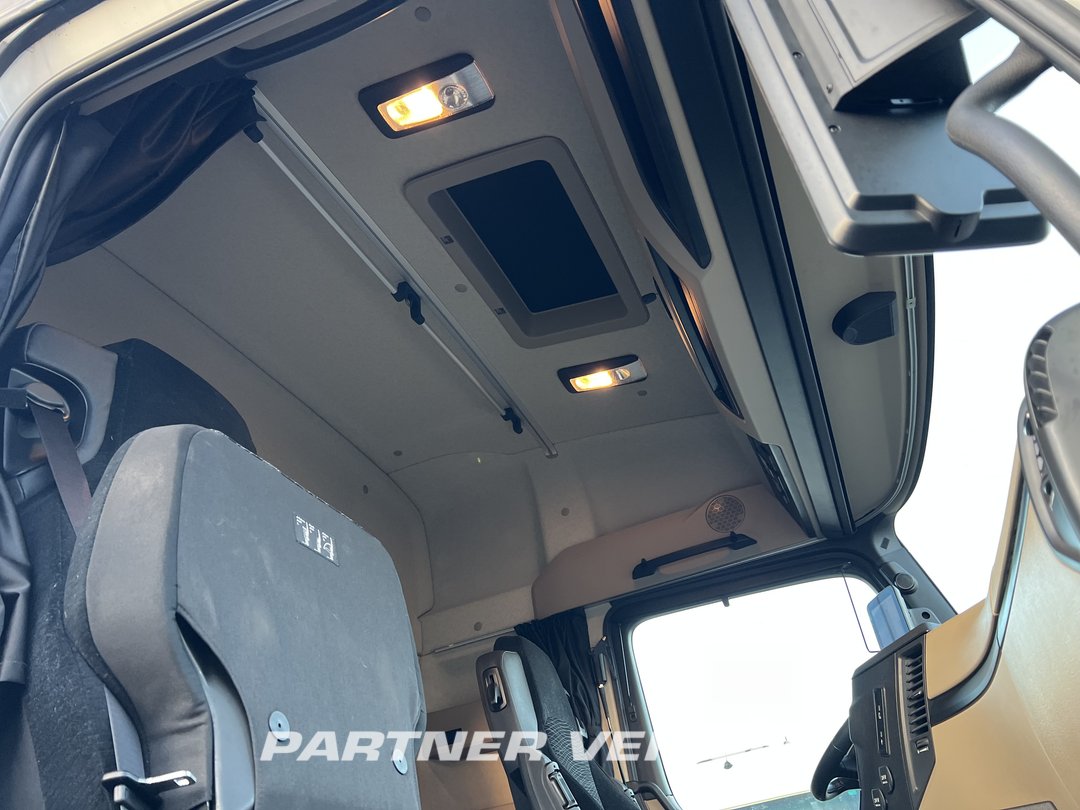 frontLeft : Mercedes Actros 1848 Tractor