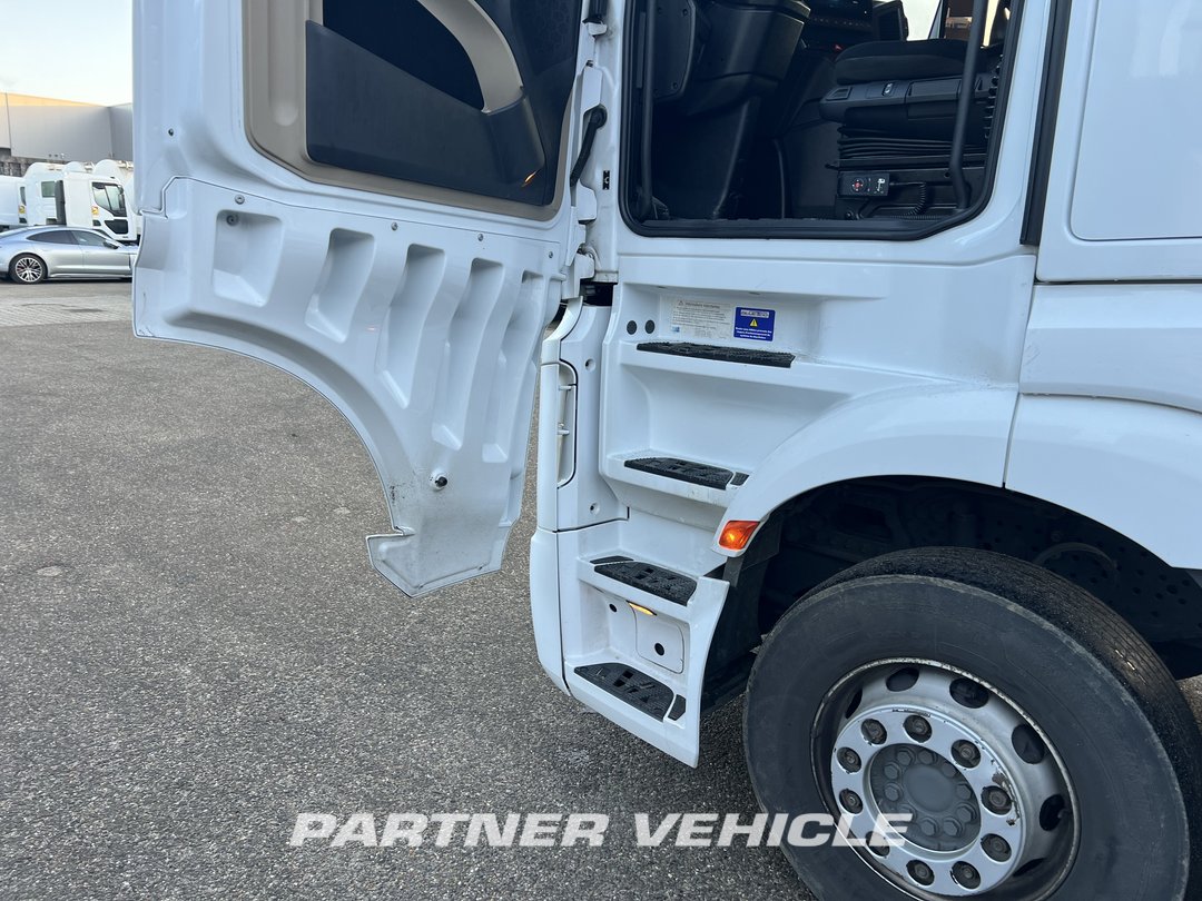 frontLeft : Mercedes Actros 1848 Tractor
