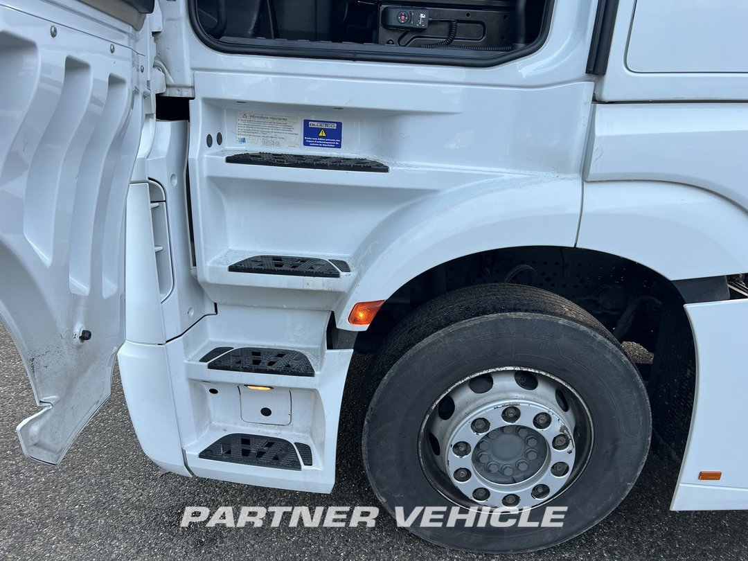 frontLeft : Mercedes Actros 1848 Tractor
