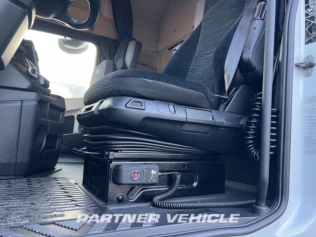 frontLeft : Mercedes Actros 1848 Tractor