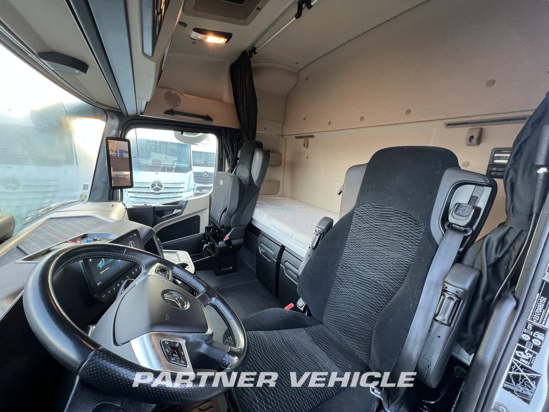 frontLeft : Mercedes Actros 1848 Tractor