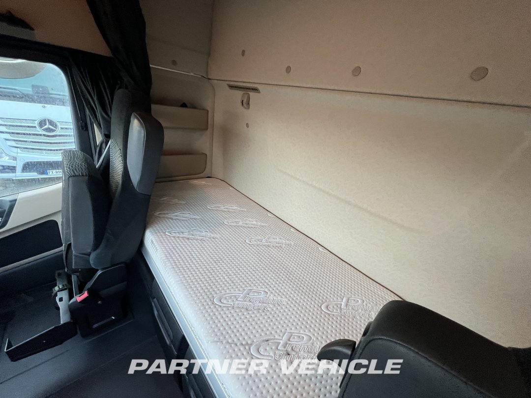 frontLeft : Mercedes Actros 1848 Tractor
