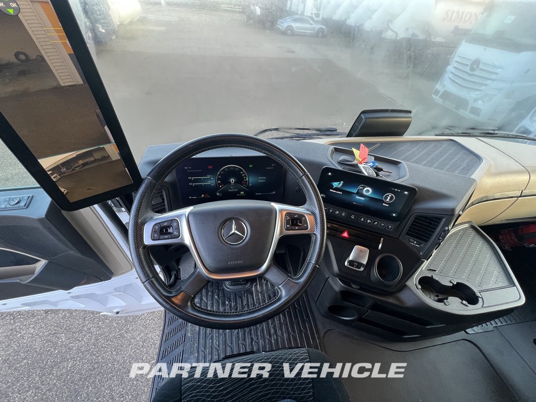 frontLeft : Mercedes Actros 1848 Tractor