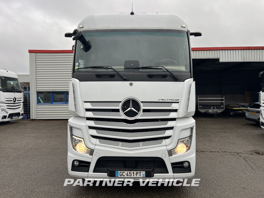 frontLeft : Mercedes Actros 1845 Tractor