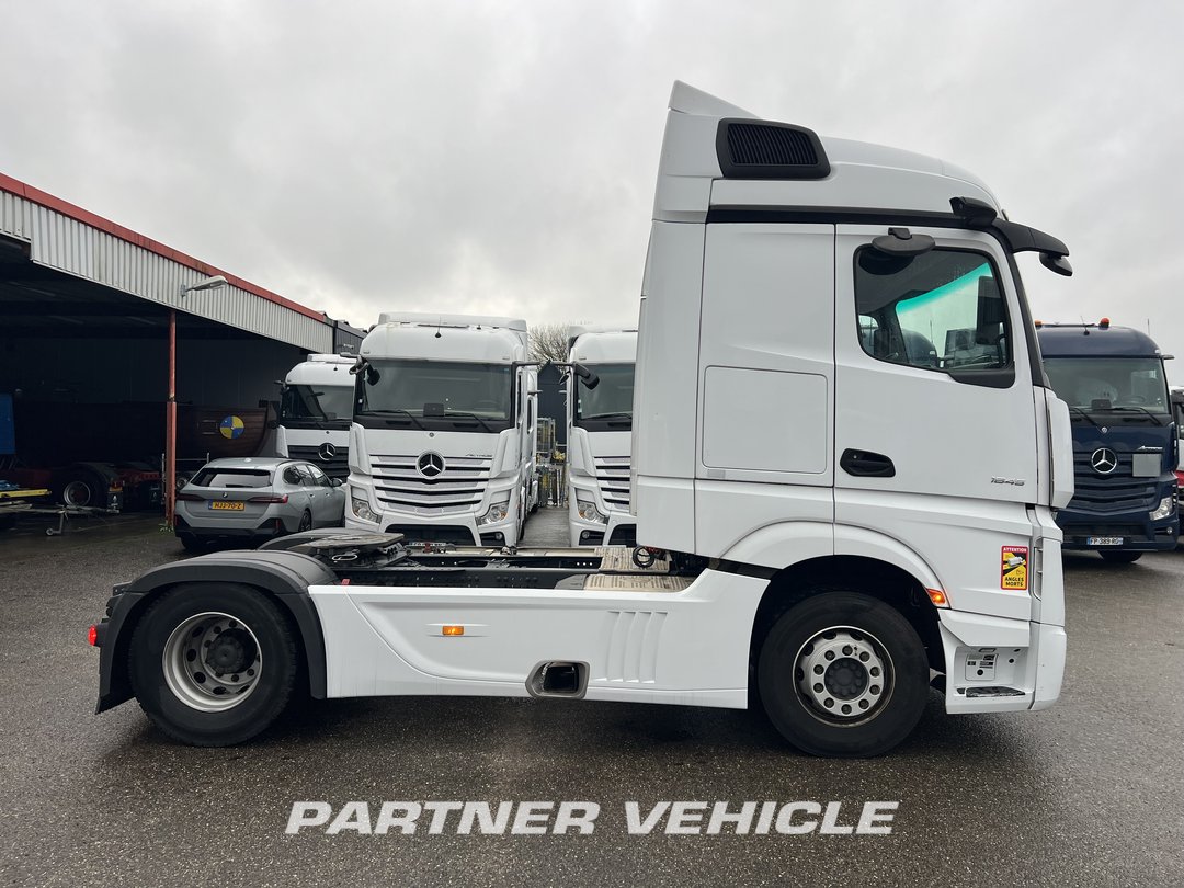 frontLeft : Mercedes Actros 1845 Tractor