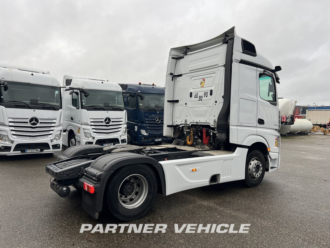 frontLeft : Mercedes Actros 1845 Tractor