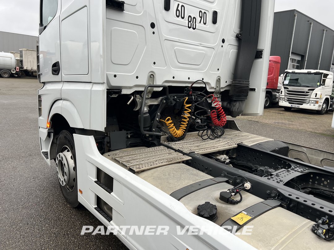 frontLeft : Mercedes Actros 1845 Tractor