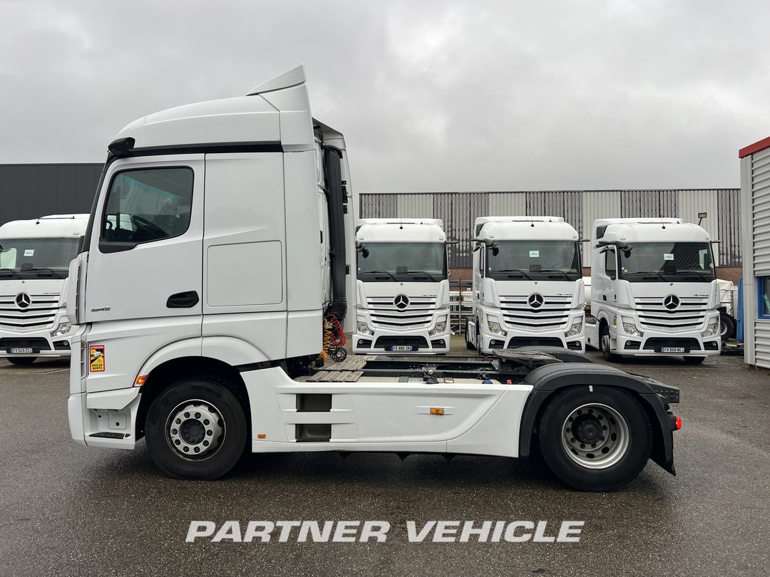 frontLeft : Mercedes Actros 1845 Tractor