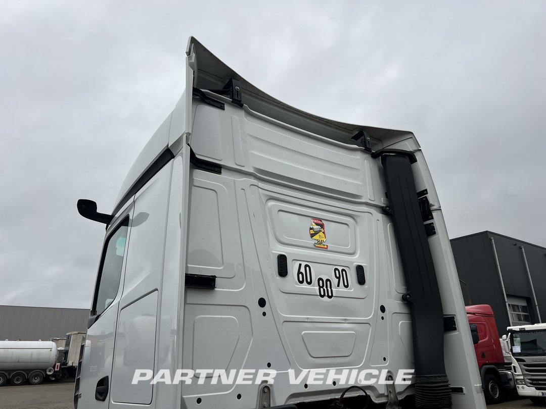 frontLeft : Mercedes Actros 1845 Tractor