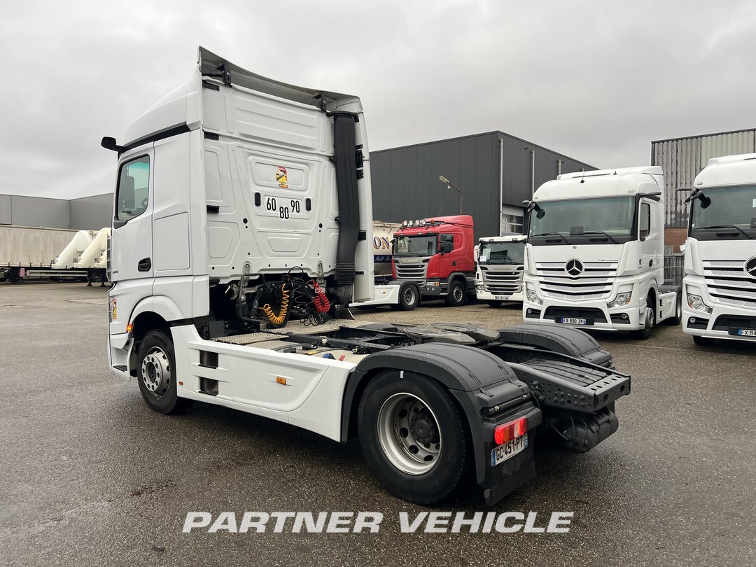 frontLeft : Mercedes Actros 1845 Tractor