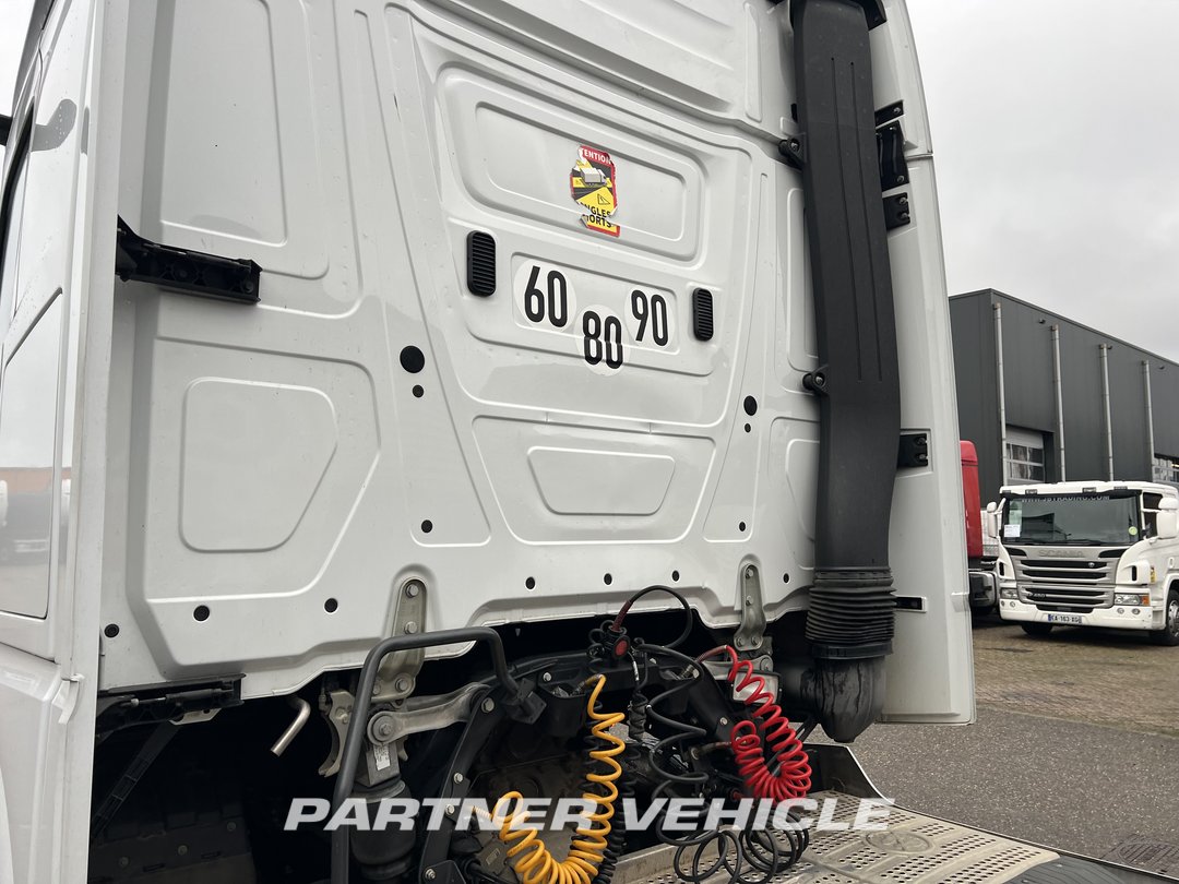 frontLeft : Mercedes Actros 1845 Tractor